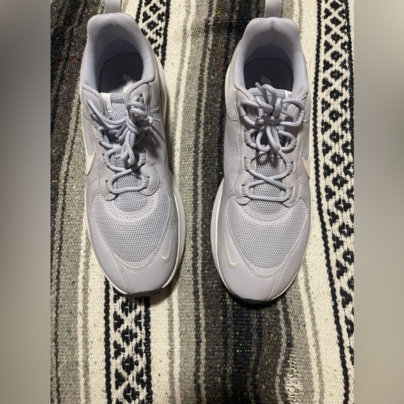 NWOT Womens Nike Air Max Verona Ghost White Metallic Sneaker - Picture 2 of 6